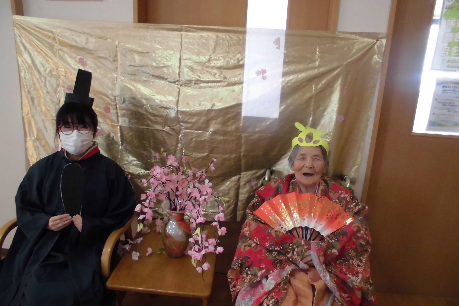 和装をまとった笑顔の人々