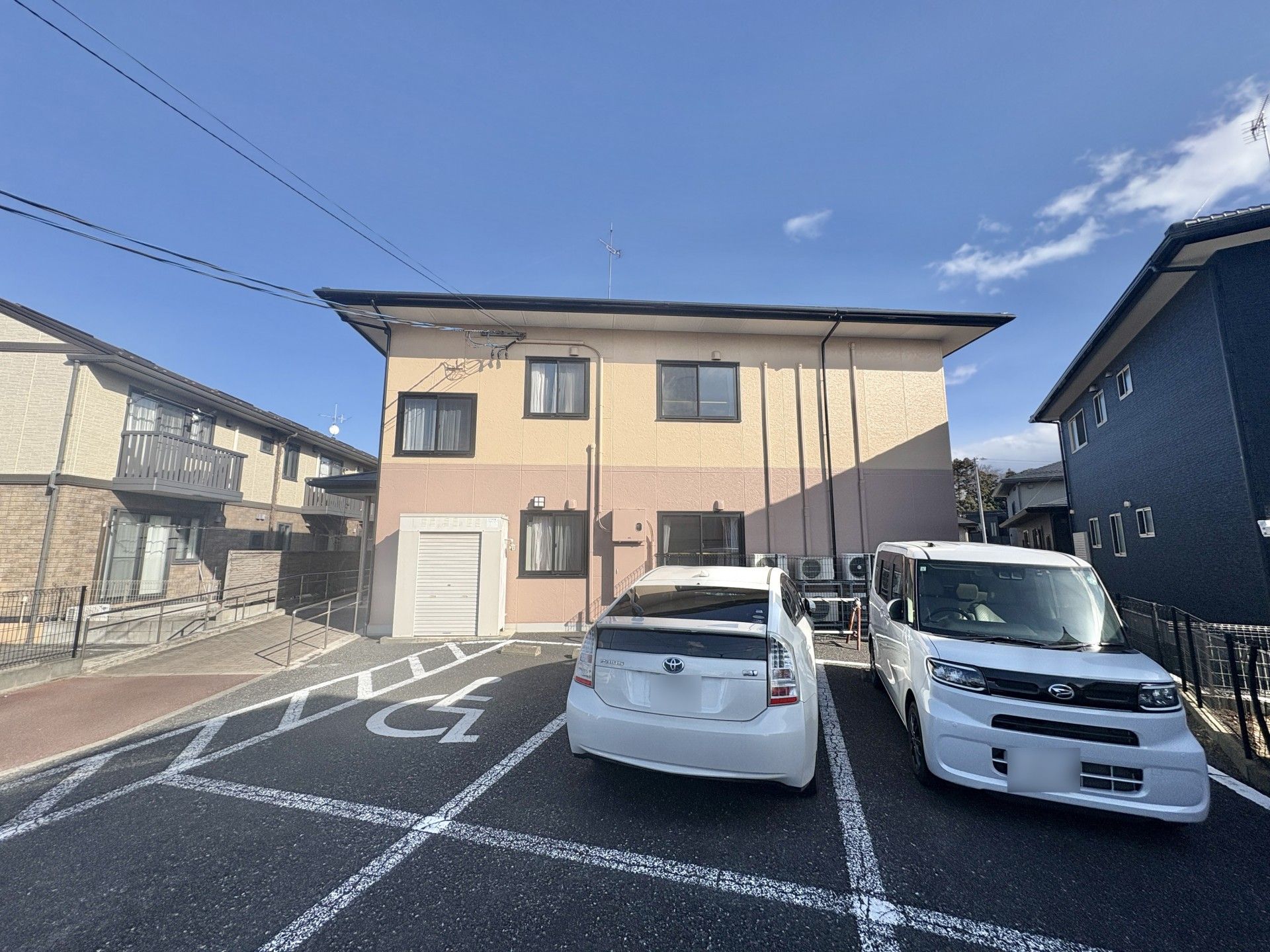 駐車場のある建物外観