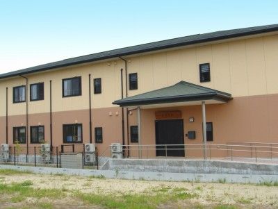 ゆったりとした外観の建物