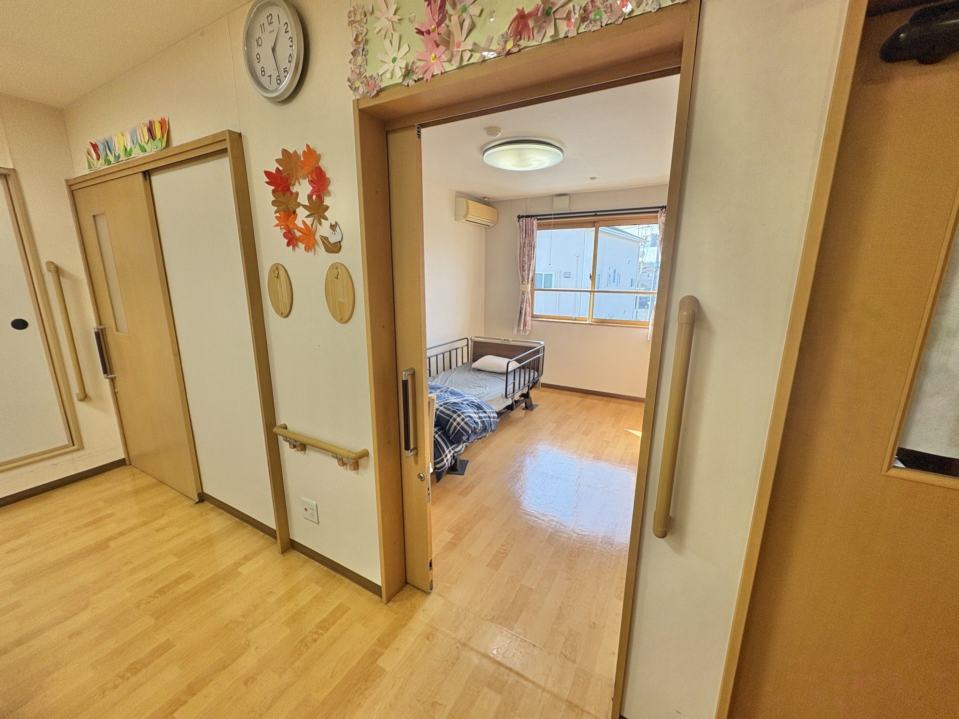 明るい個室の入口