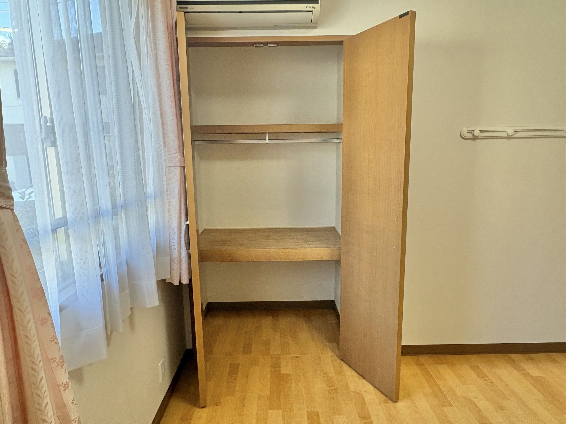 収納棚と窓のある部屋