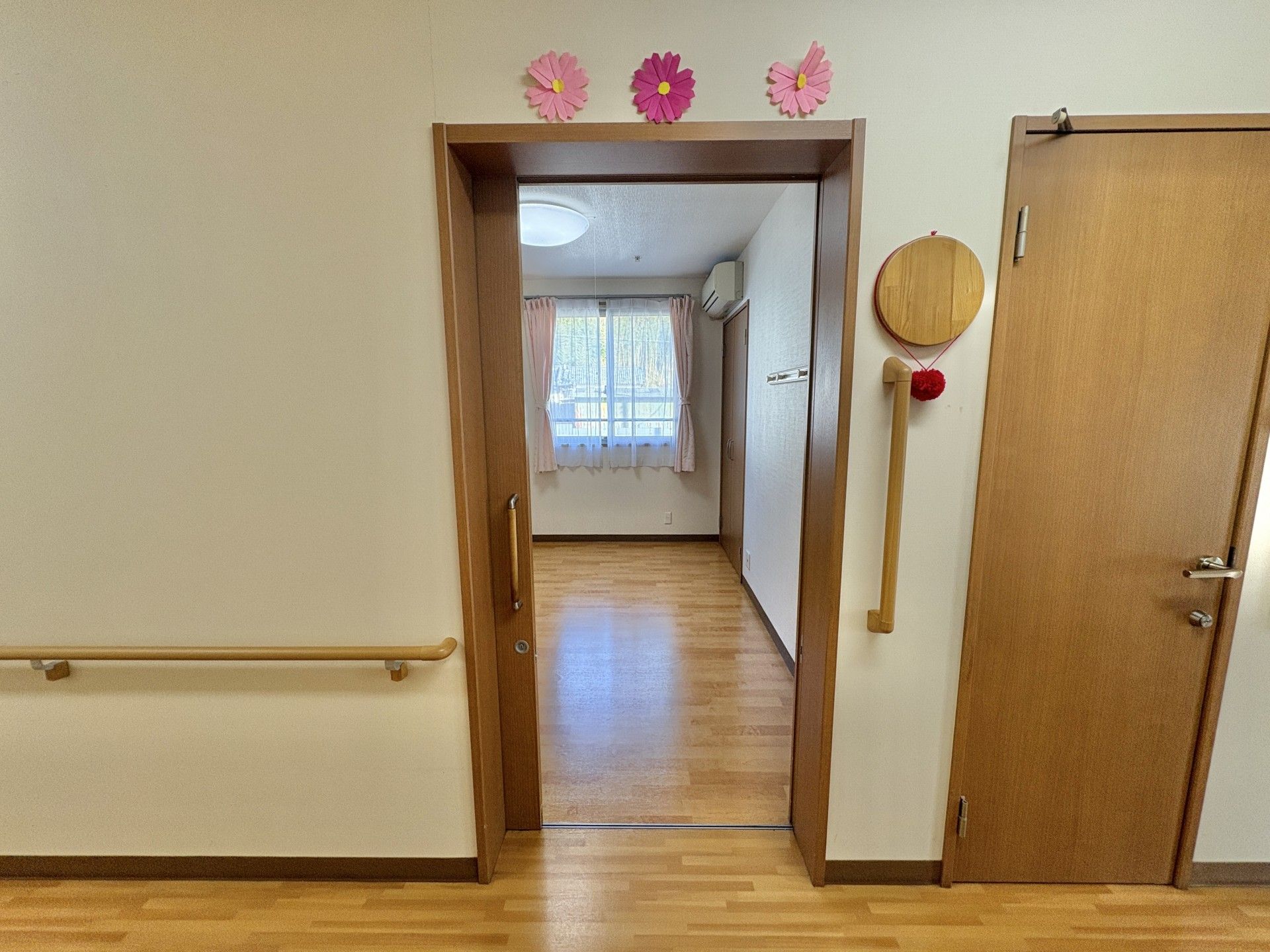 明るい個室の入口