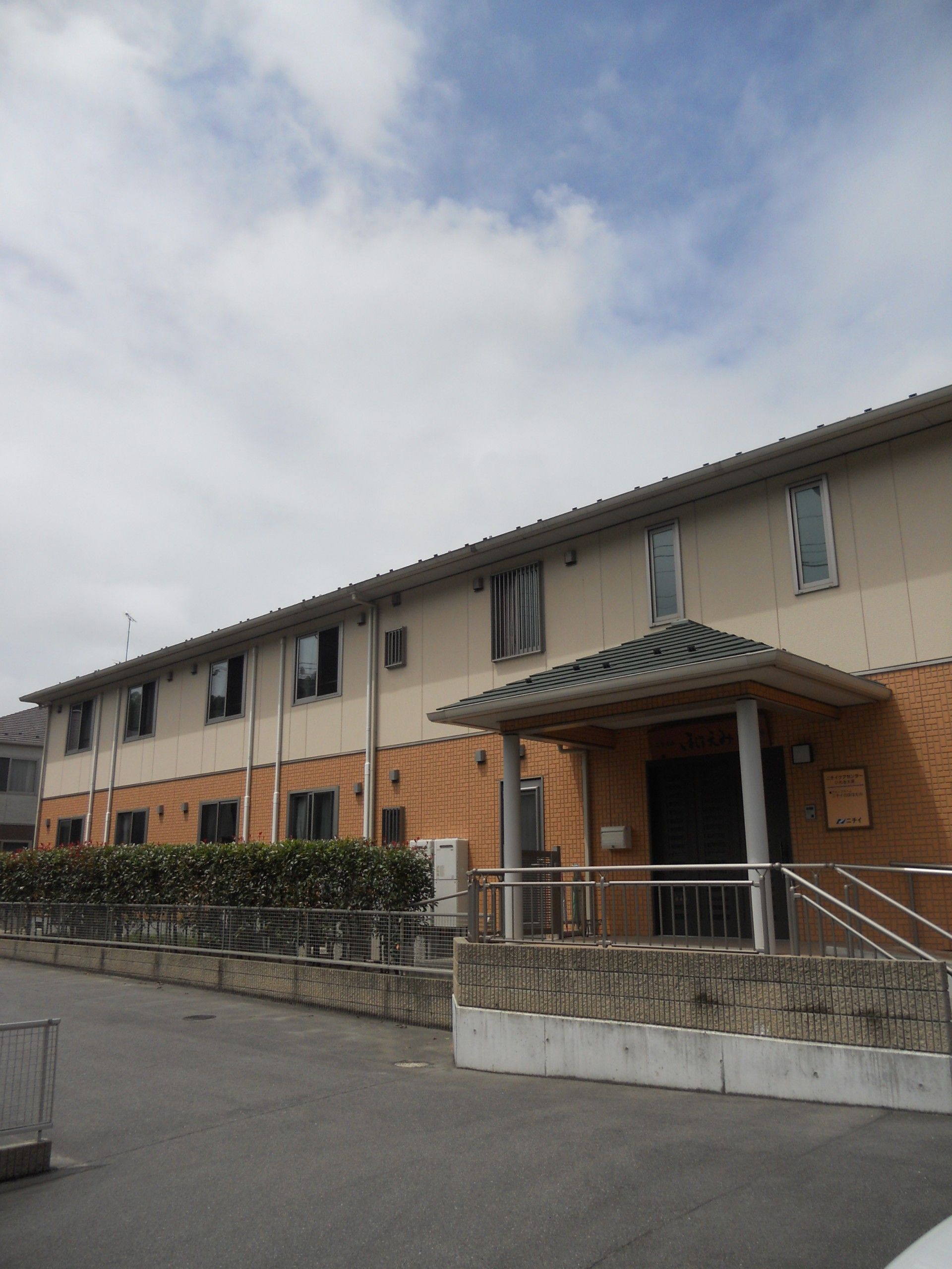 ゆったりとした外観の建物
