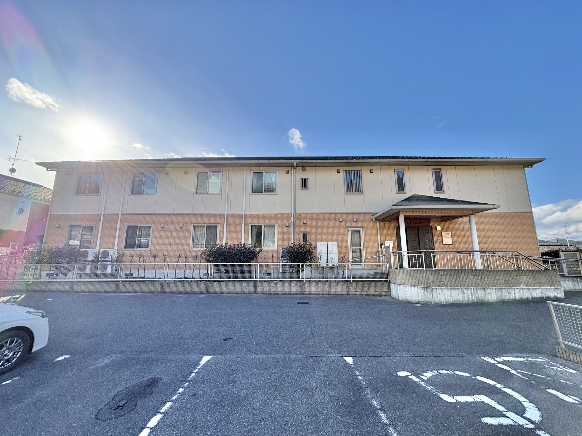 日差しが差し込む建物外観