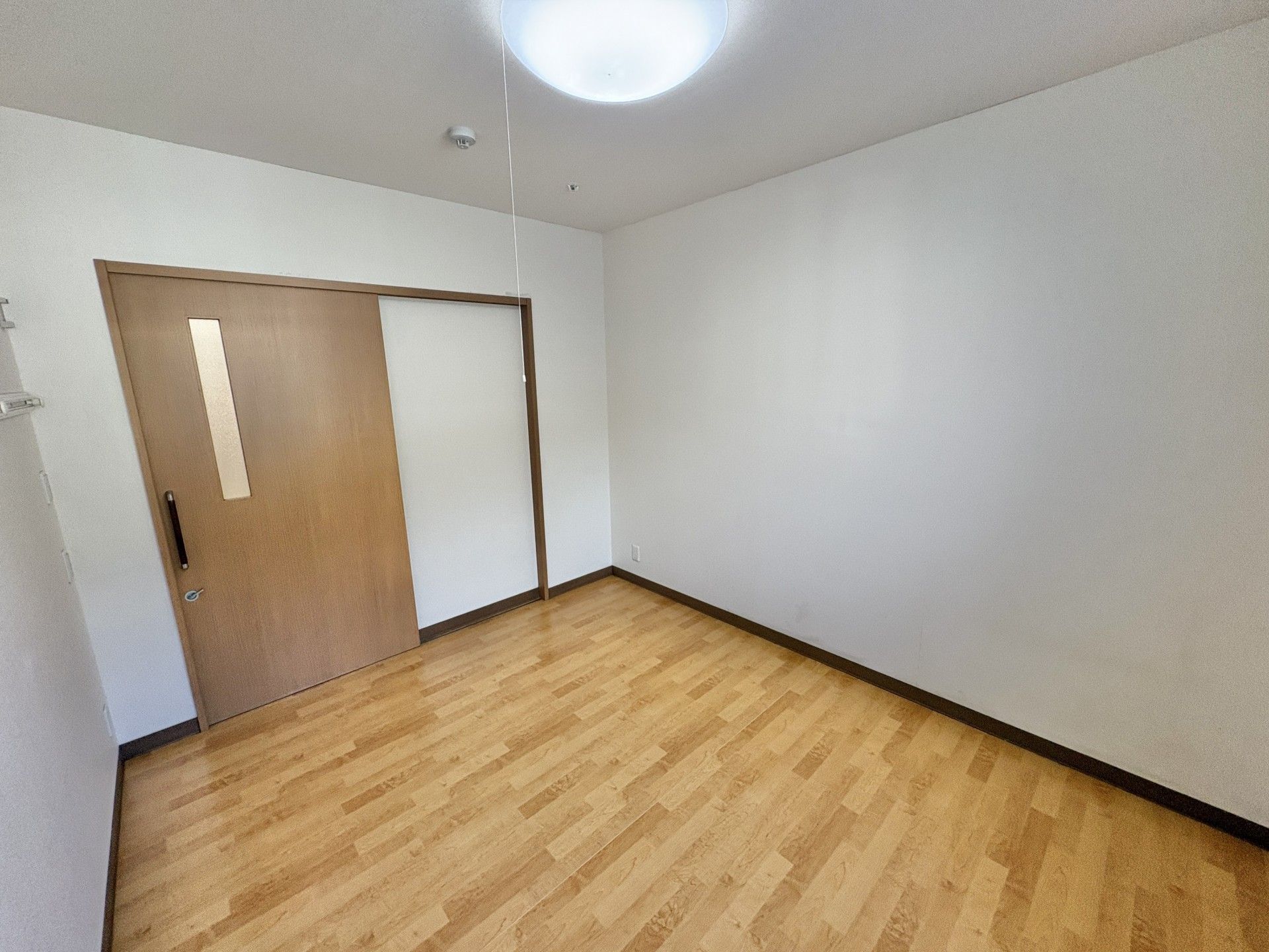 シンプルな個室の様子