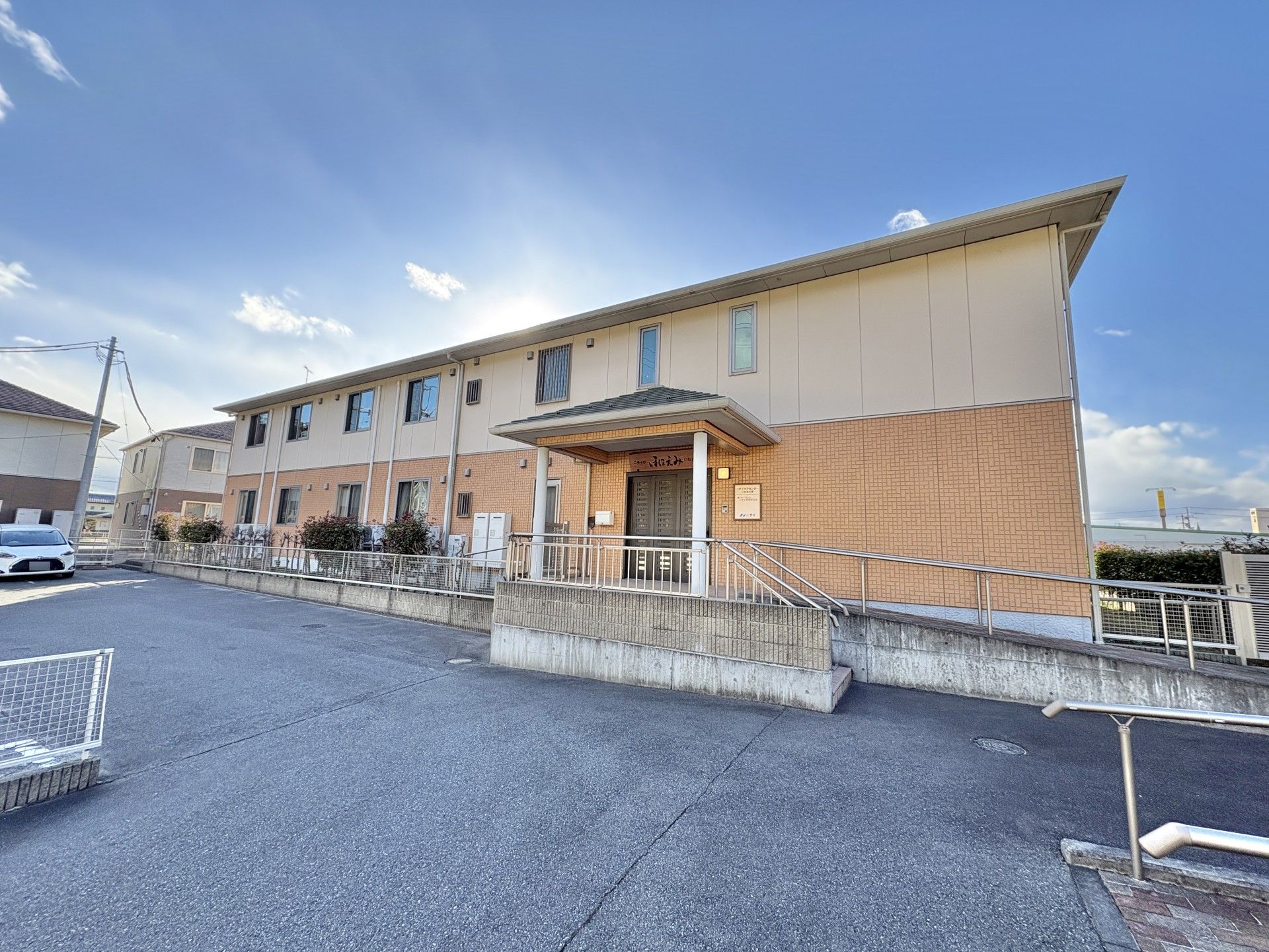 広い駐車場のある建物