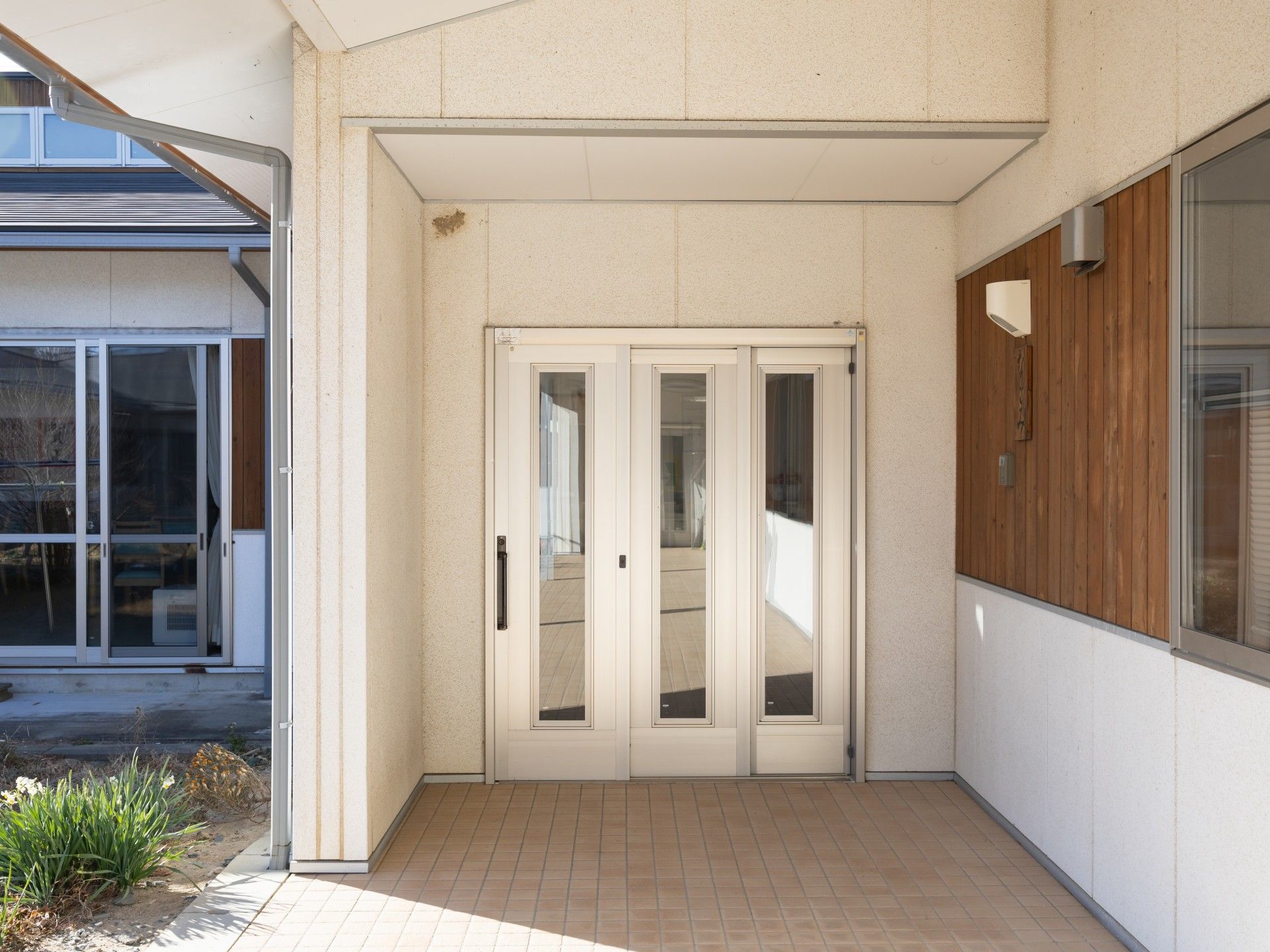 明るい玄関の出入口