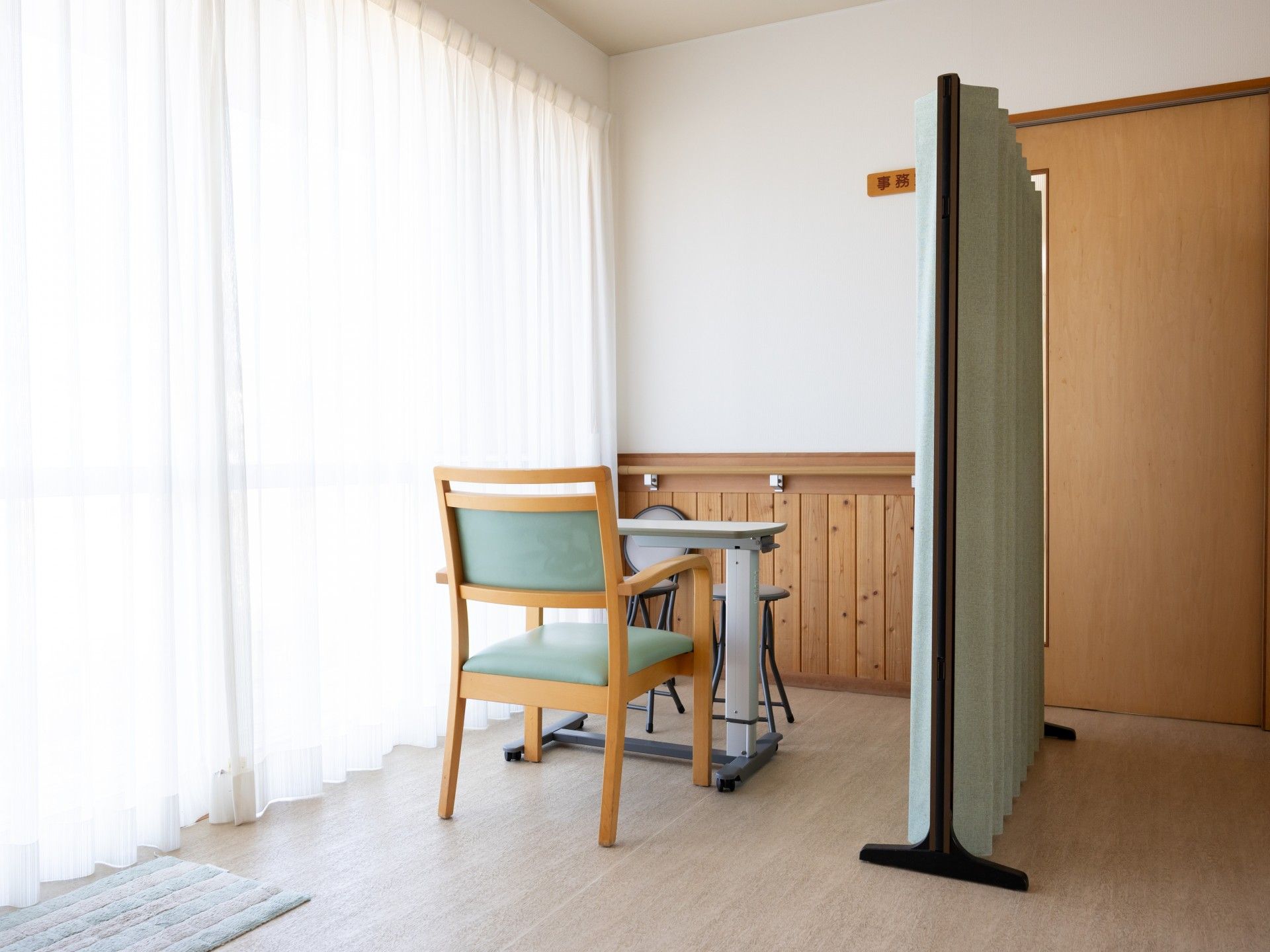 明るい窓際の椅子と机