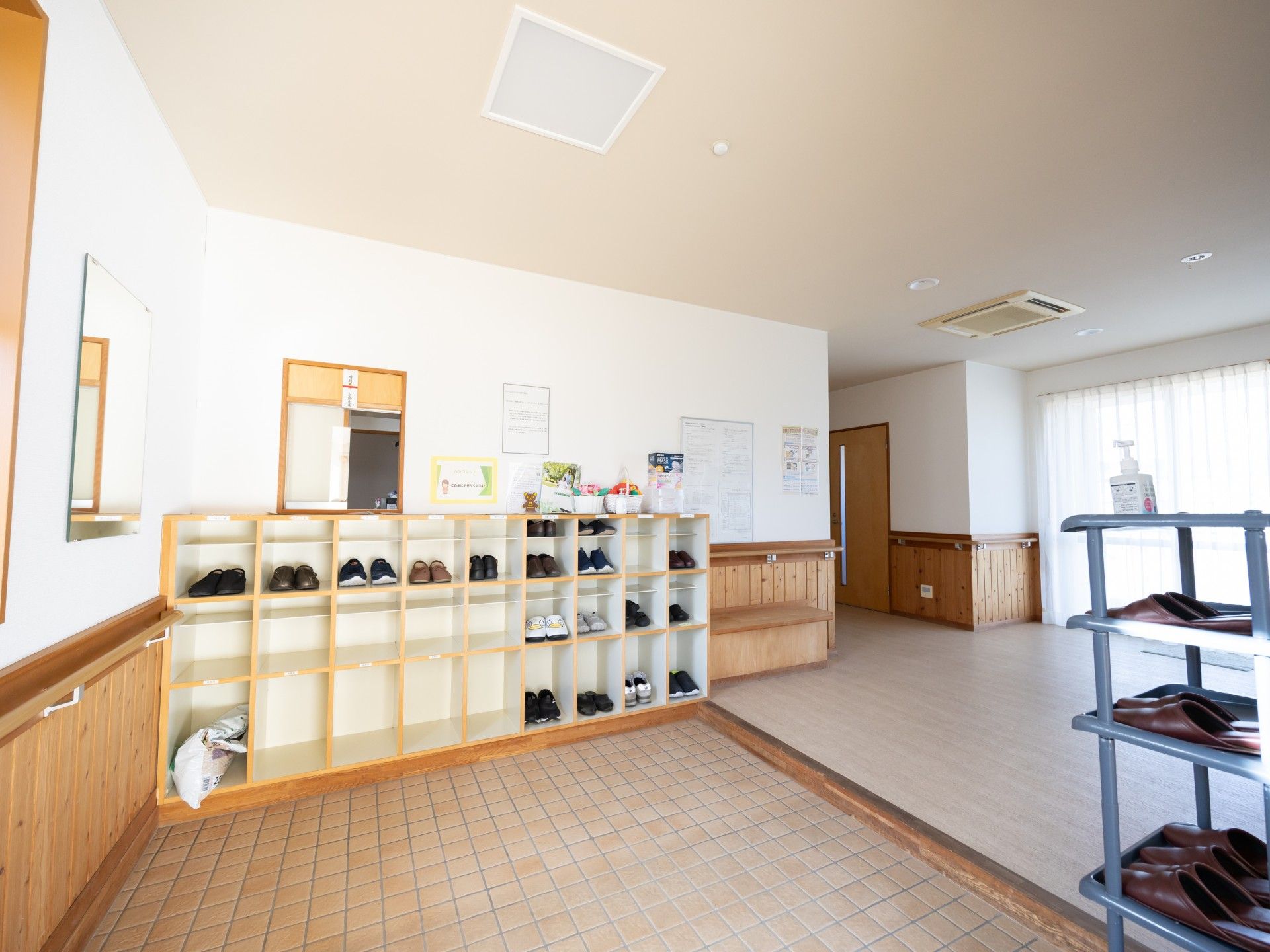 靴箱と明るい玄関