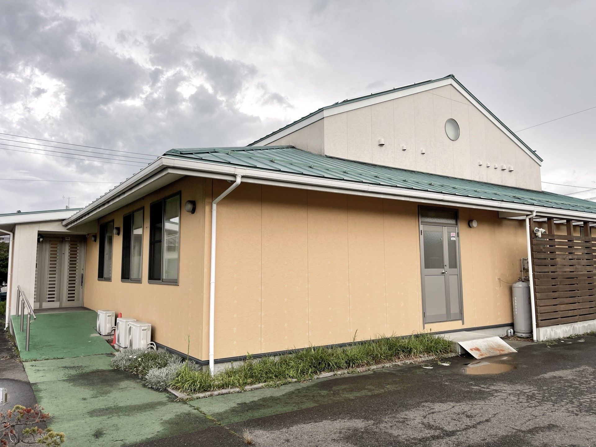 落ち着いた色合いの建物外観