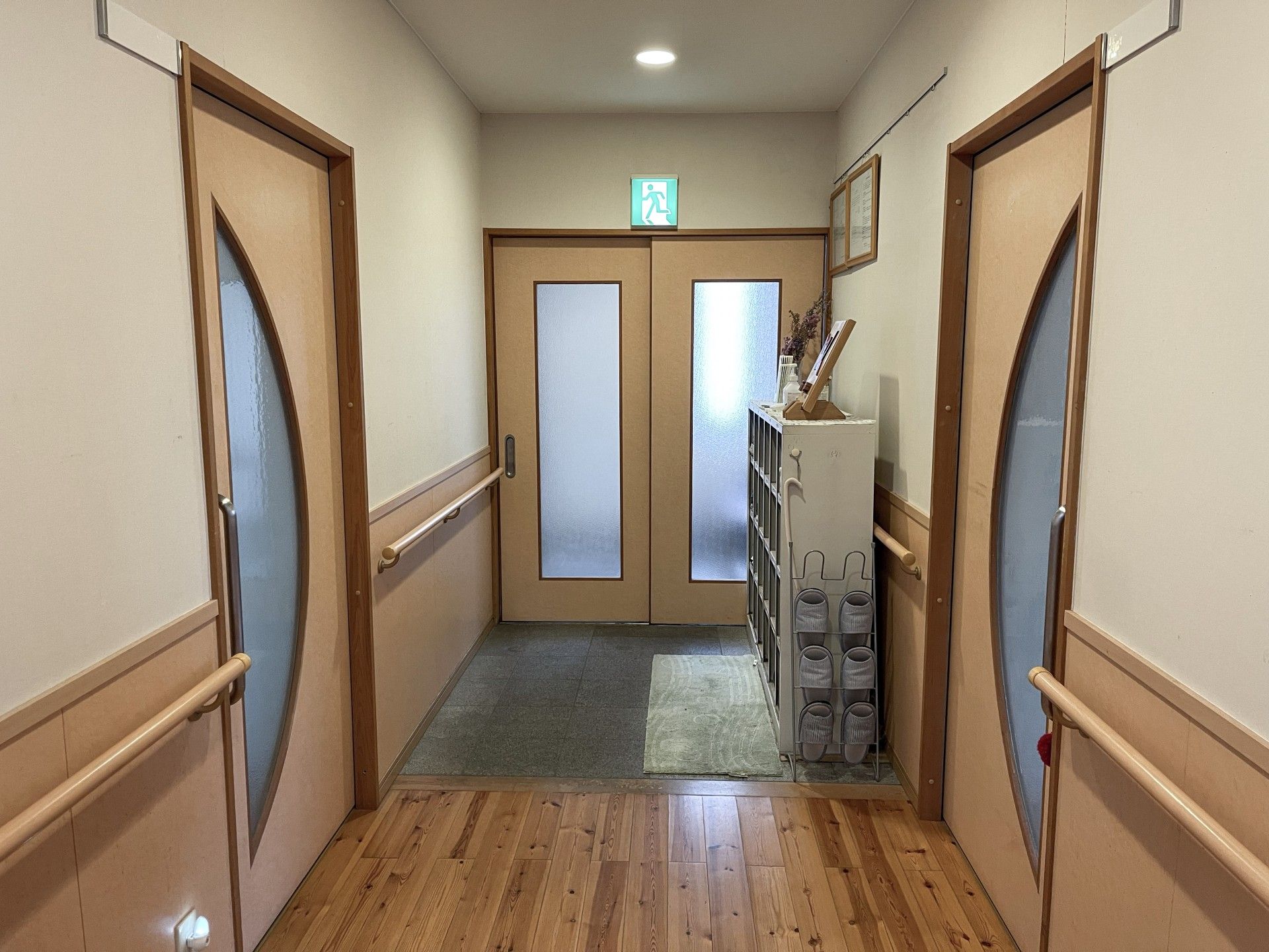 廊下の出入口風景