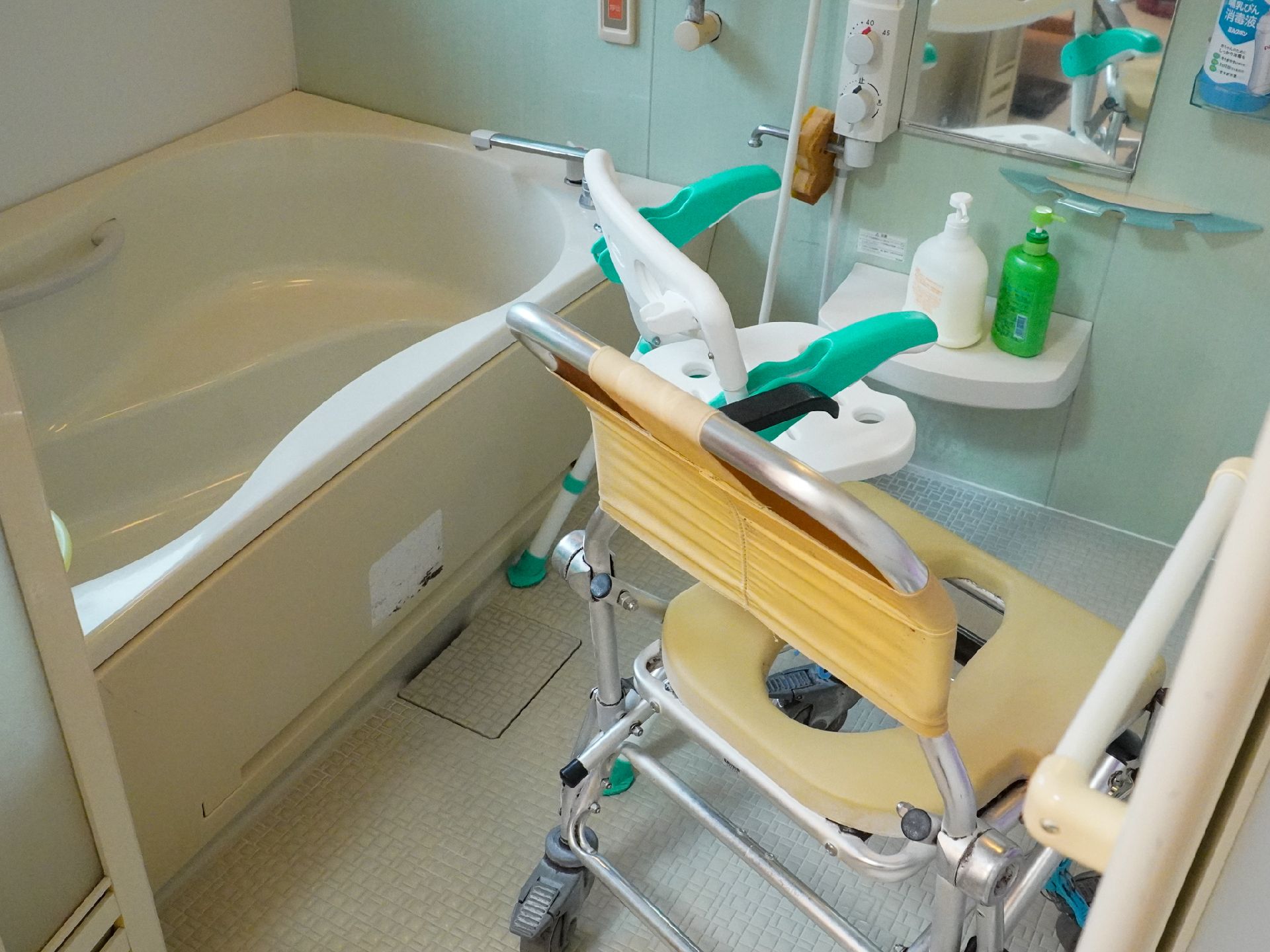 ２種類の椅子が用意してある浴室