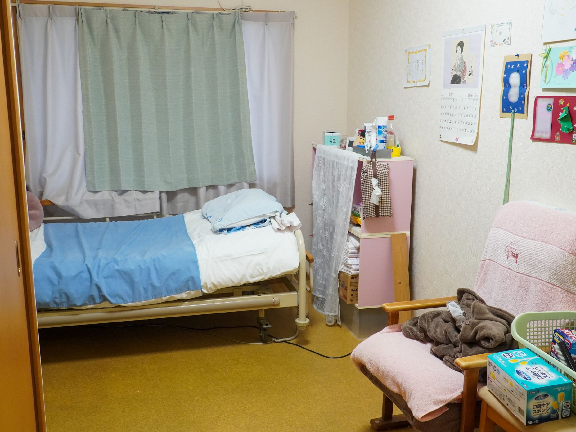 介護用ベッドに家具などを置いている居室