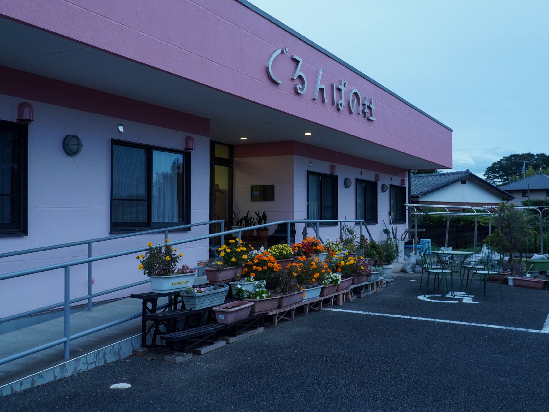 スタッフと高齢者が話している様子。カルテのようなものを書いている場面