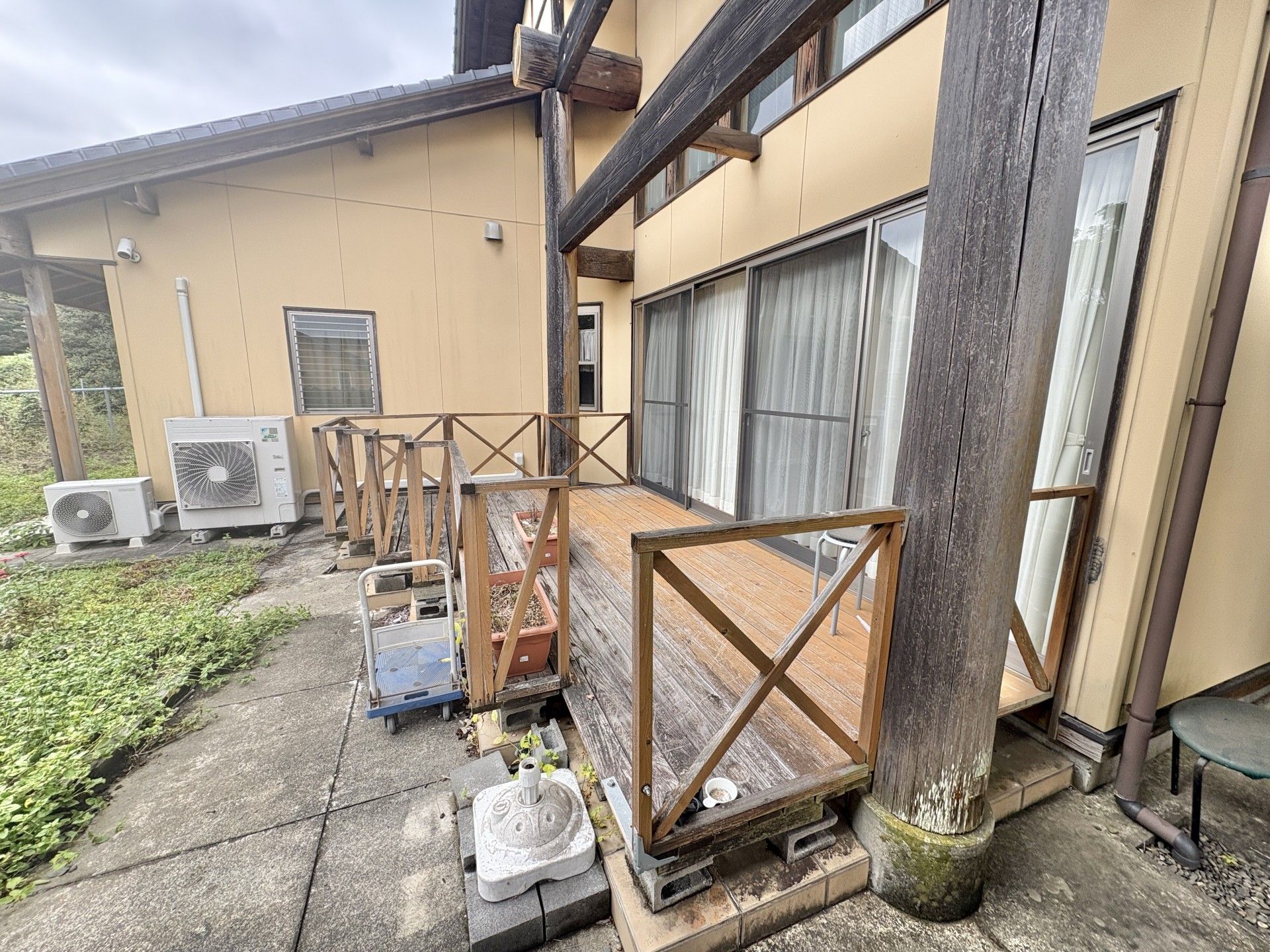 ウッドデッキのある外観