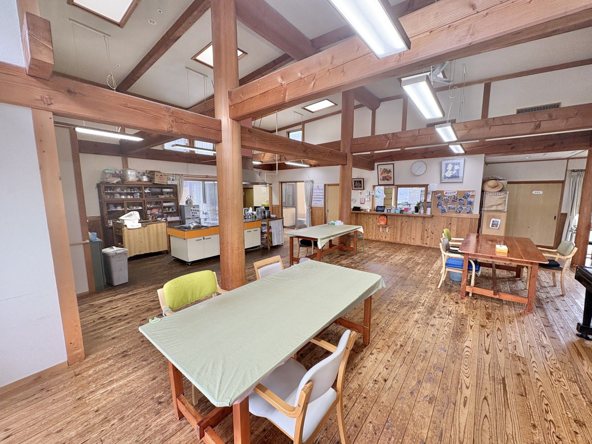 木の温もりを感じる広間