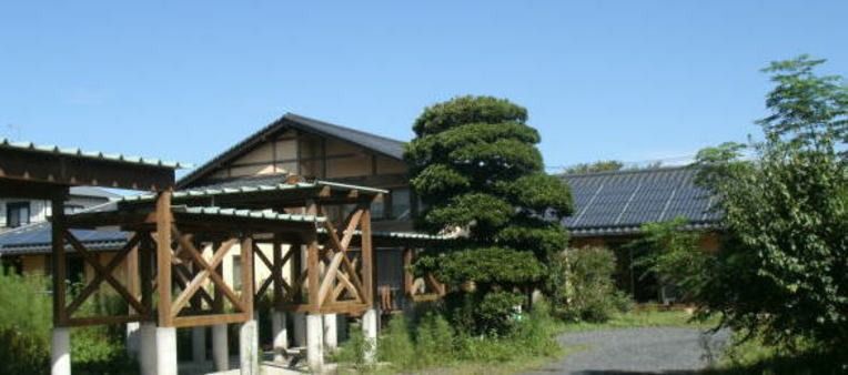 緑豊かな建物の外観