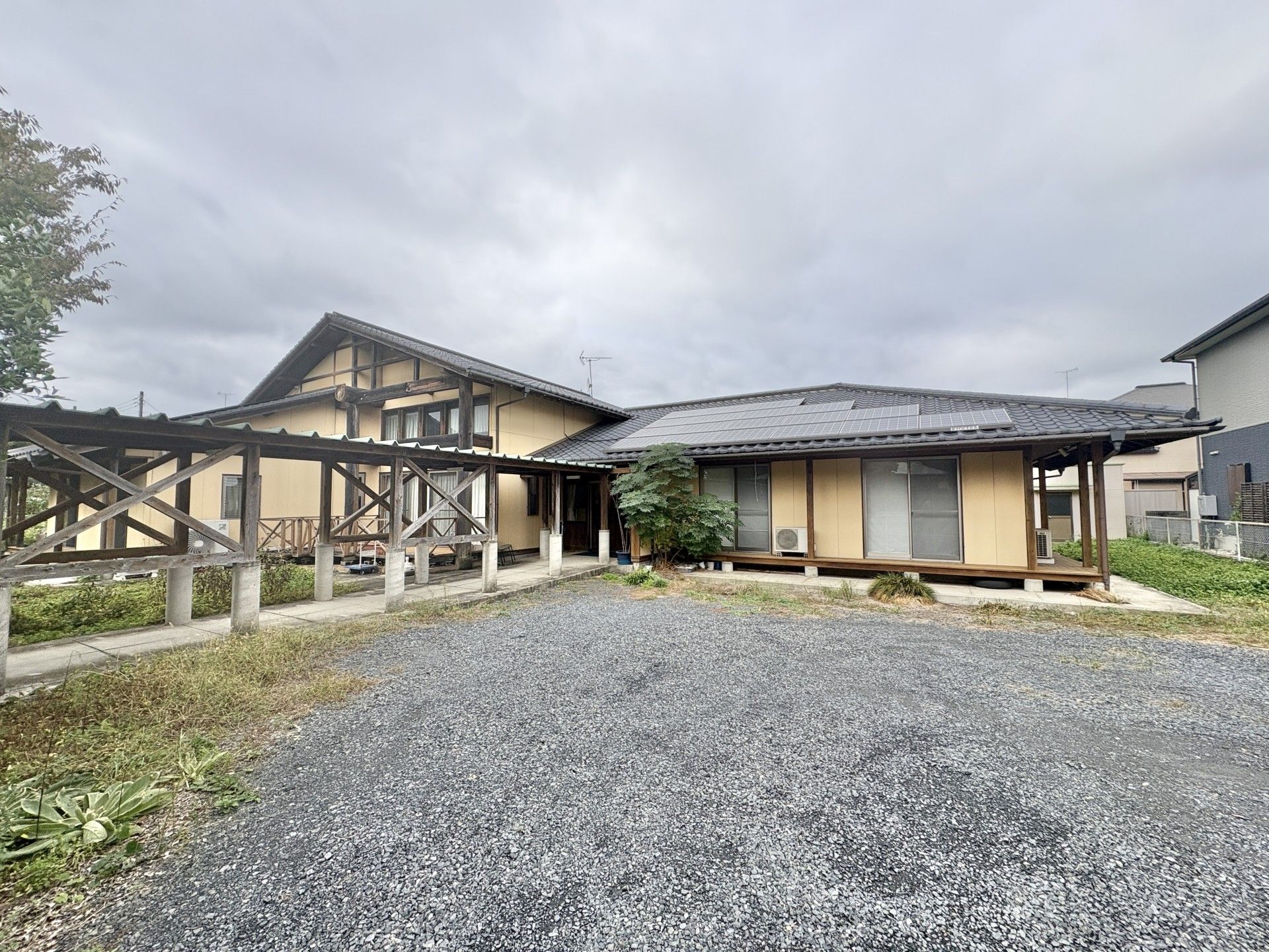 落ち着いた外観の建物