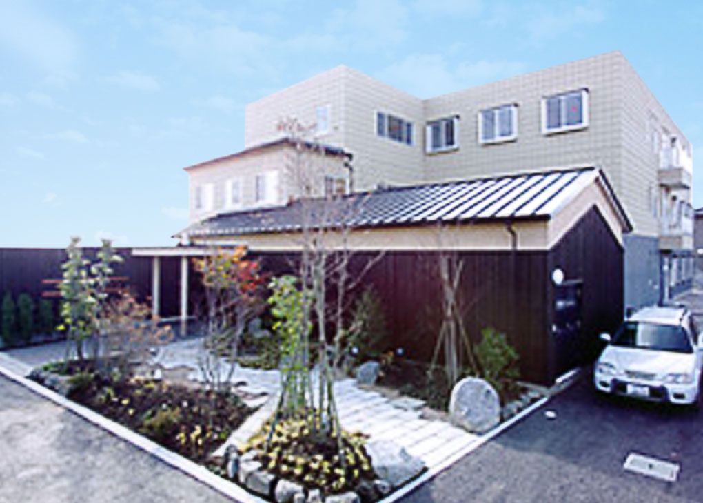 夕暮れ時の建物外観