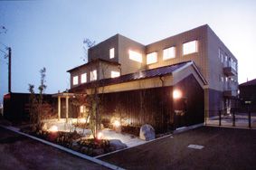 夕暮れ時の建物外観