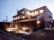 夕暮れ時の建物外観