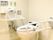 手すりがついている施設内のトイレの様子。固定式の上手な手すりと緊急コールが写っている