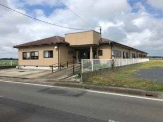高い建物のない土地に大きな一軒家のような雰囲気の施設の外観