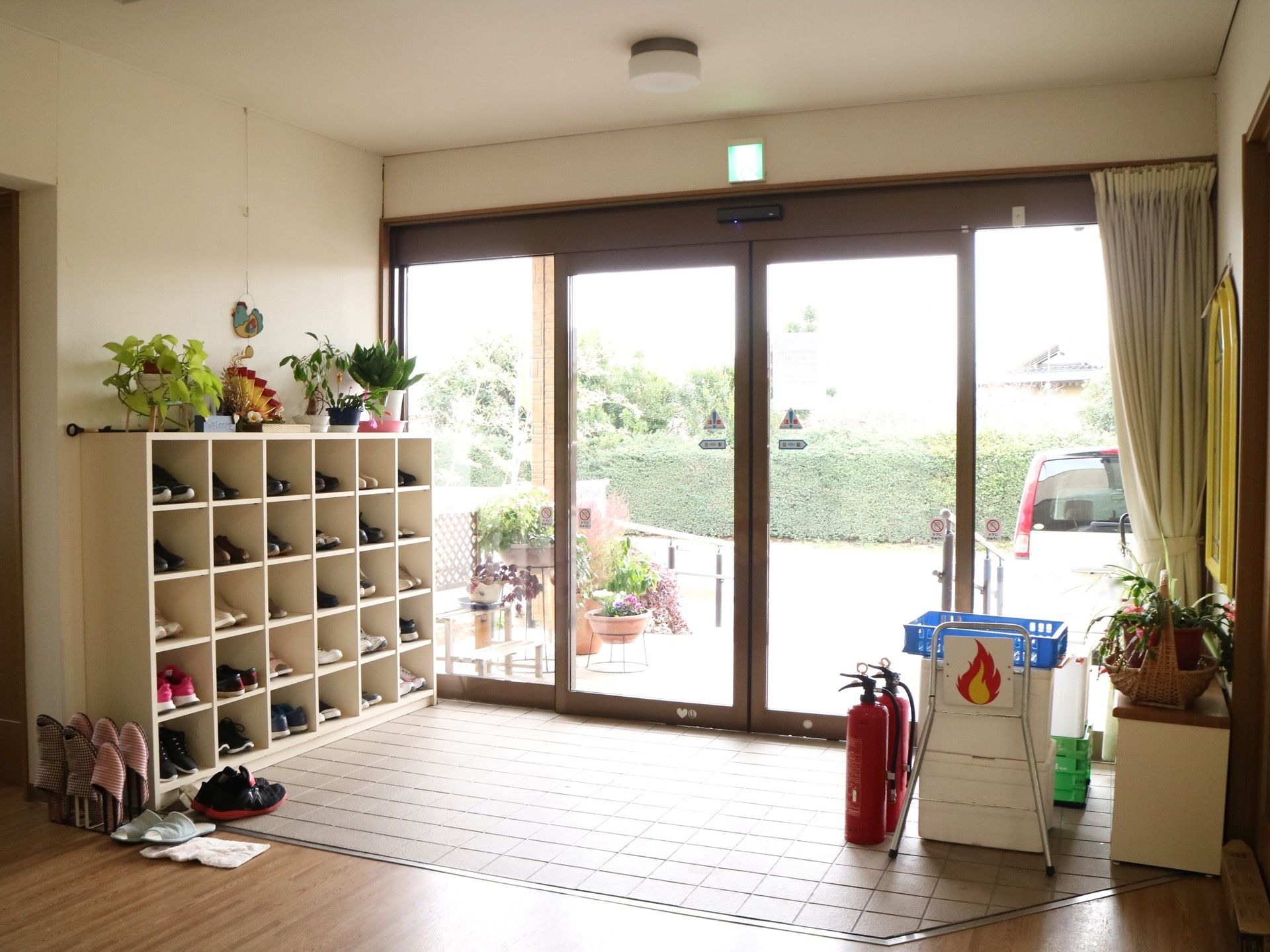 玄関の入口はガラスの自動ドアである。玄関には大きな靴箱が設置されており、入居者様の靴を収納している。