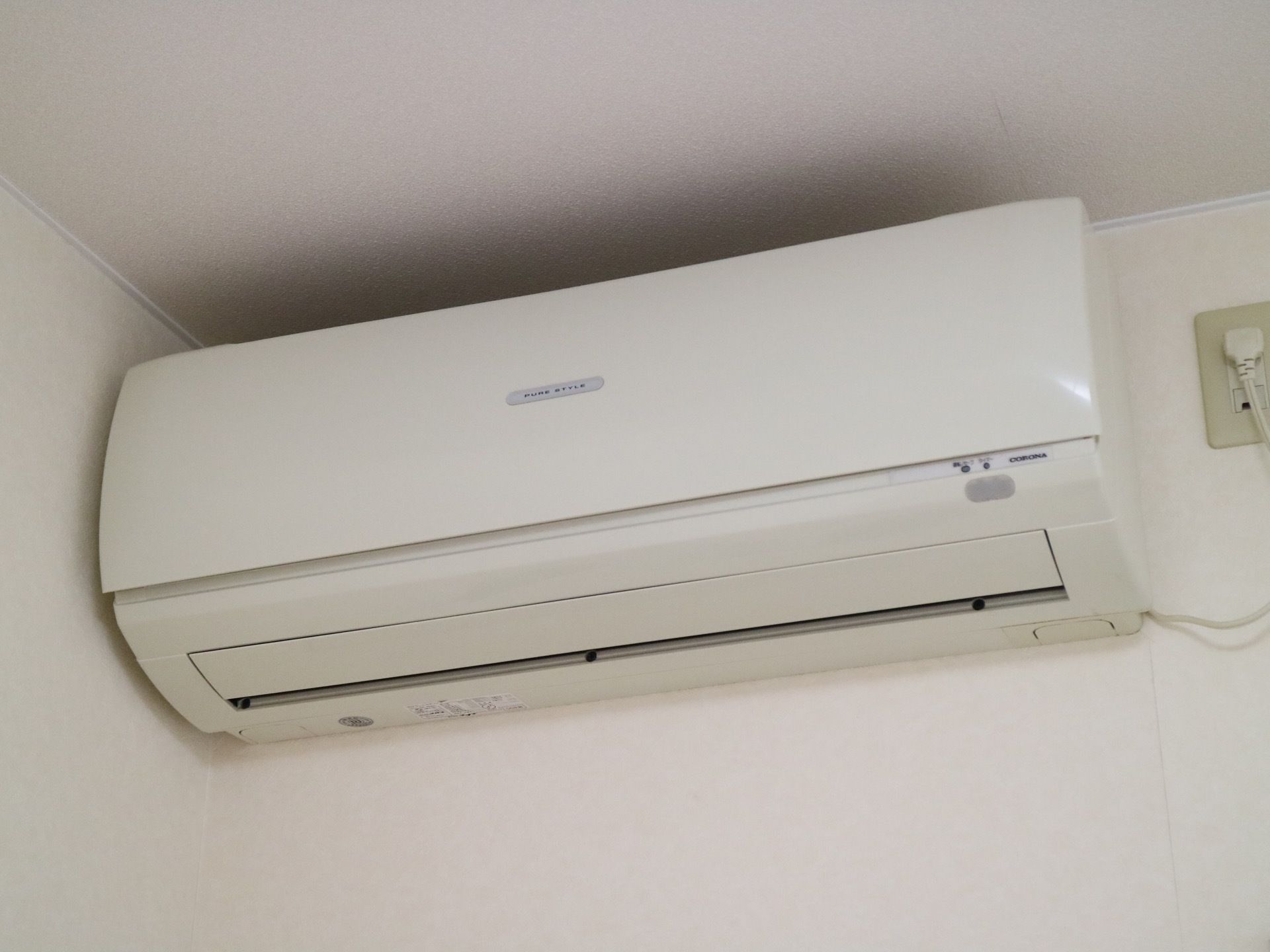 施設の部屋には、エアコンがある。白いすっきりとしたデザインで、天井近くの高いところに設置されている。