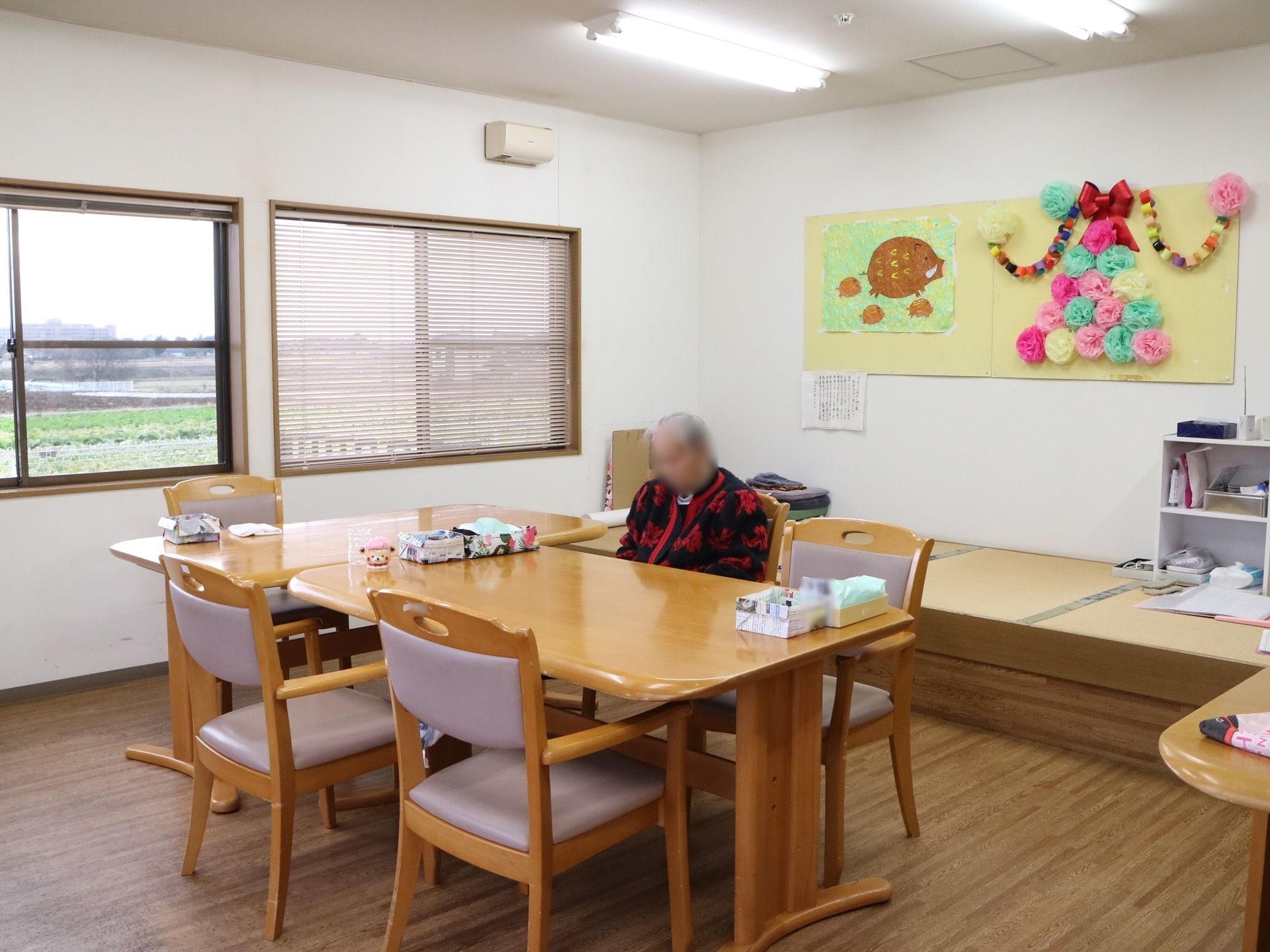 白を基調とした清潔感のある食堂である。4人掛けのダイニングテーブルセットが1組置かれている。畳コーナーが完備されている。