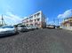 広々とした駐車場と建物の外観