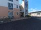 広々とした駐車場のある建物外観