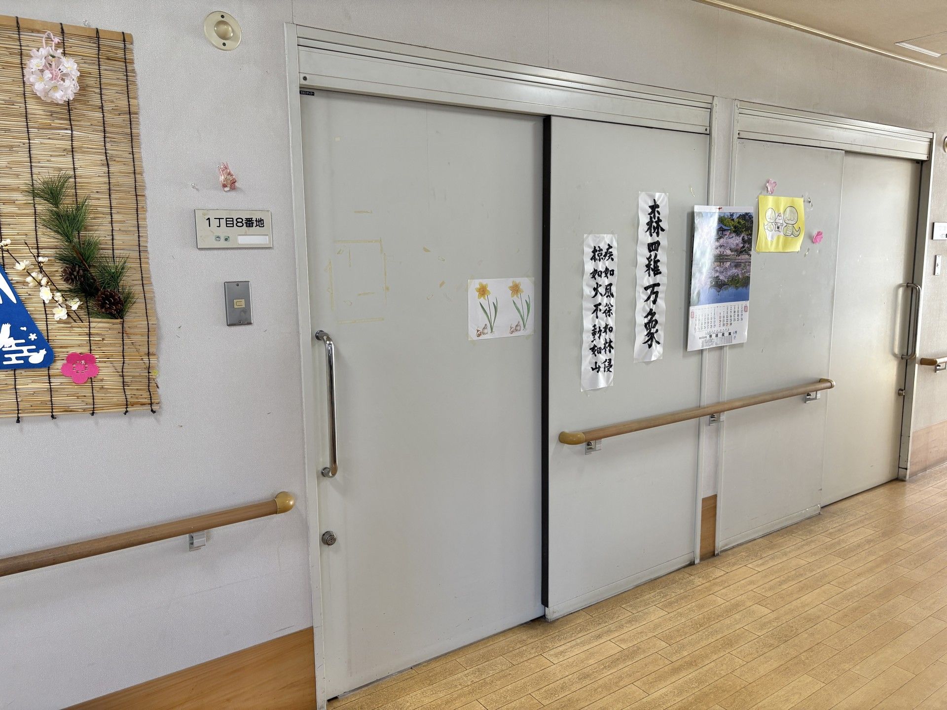 飾りがある廊下の壁
