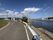 川沿いの静かな道