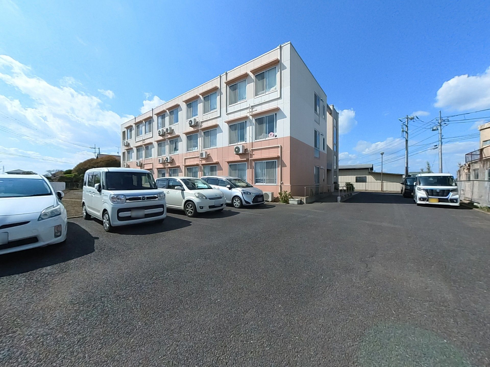 駐車場と建物の外観