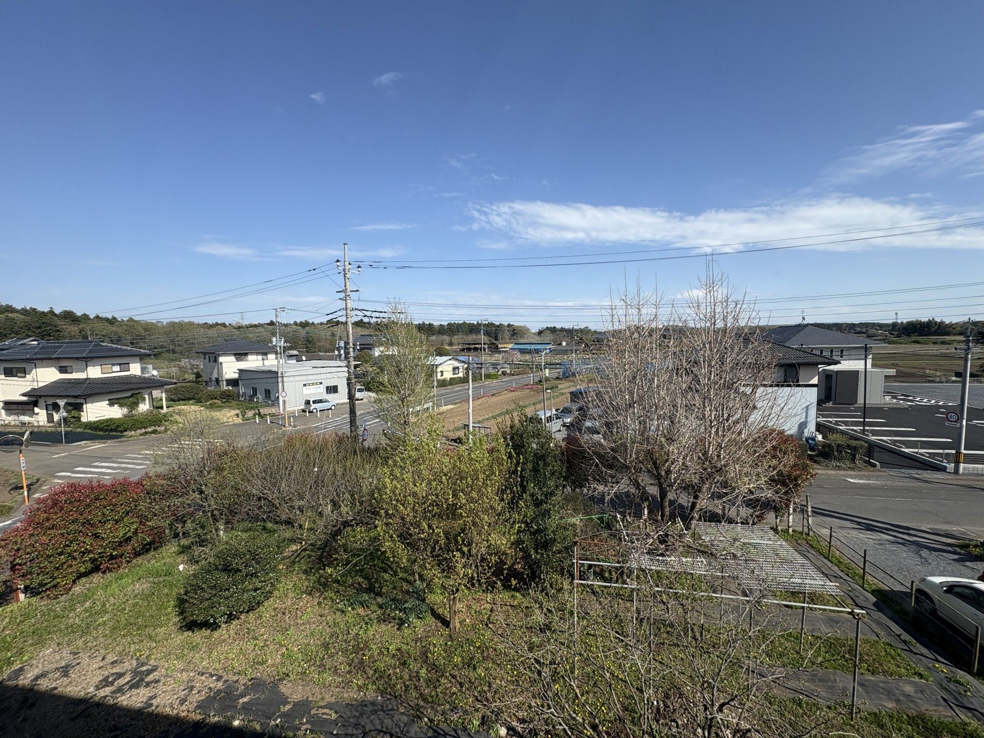 青空と住宅街の風景