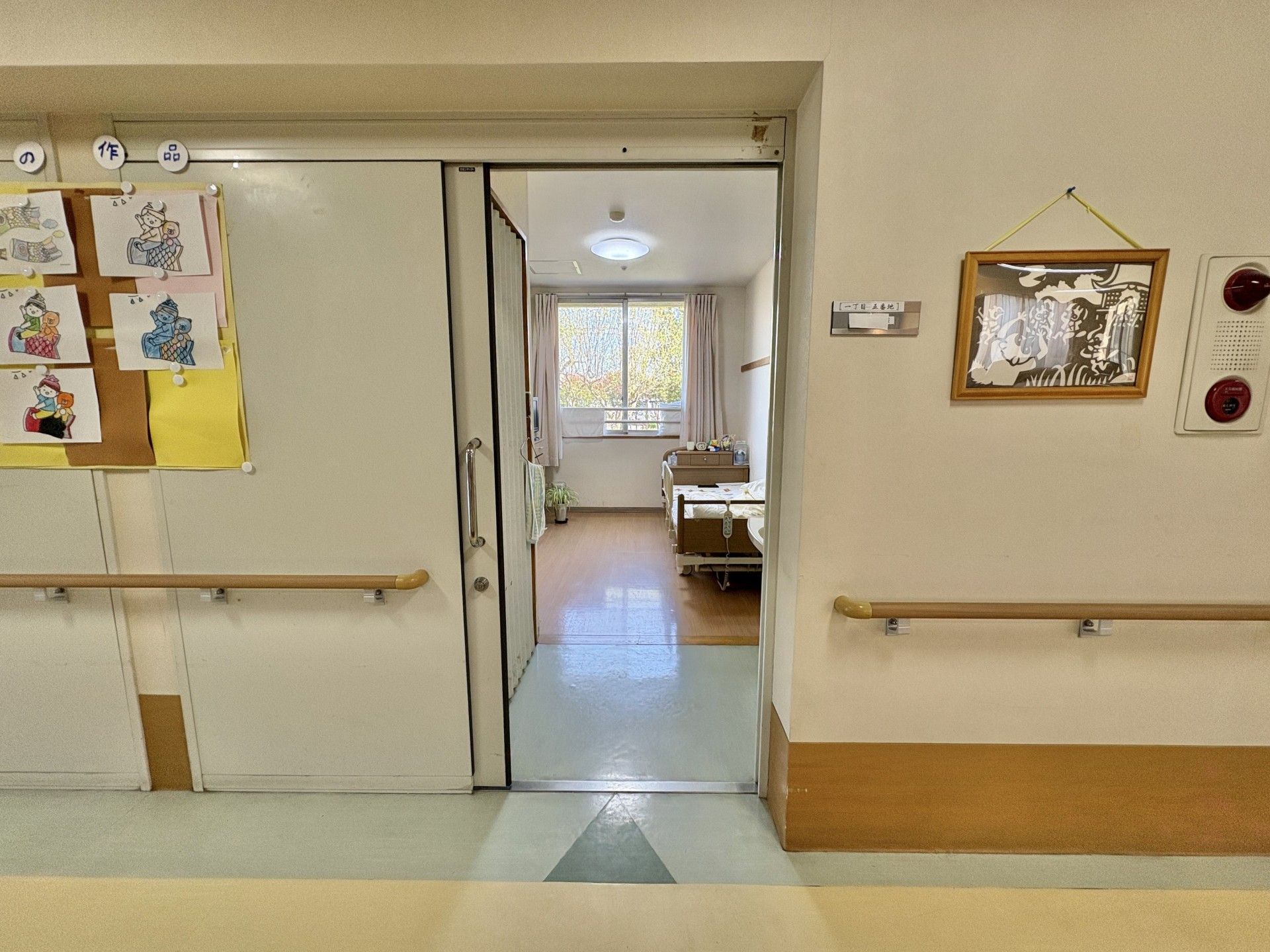 明るい個室の入口