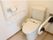 手すりが取り付けられているトイレの様子。車いすが入れる広さを確保してある
