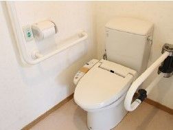 手すりが取り付けられているトイレの様子。車いすが入れる広さを確保してある