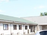 一軒家風の当てものを写した様子。高齢者向けグループホームの外観