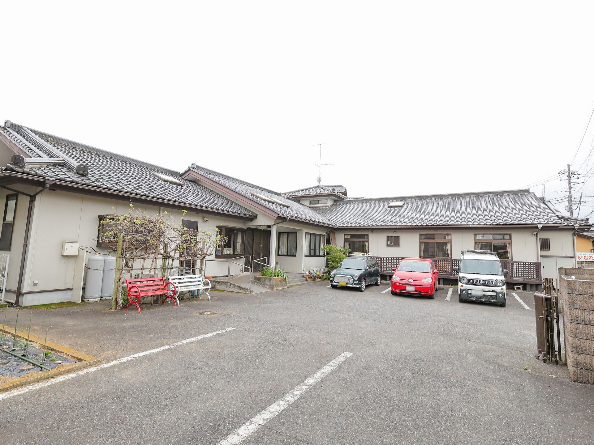 夕日を浴びる高齢女性と付き添いの女性介護士
