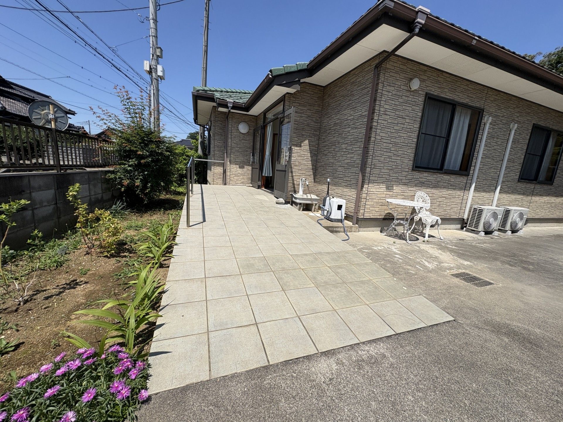 日当たりの良い玄関前