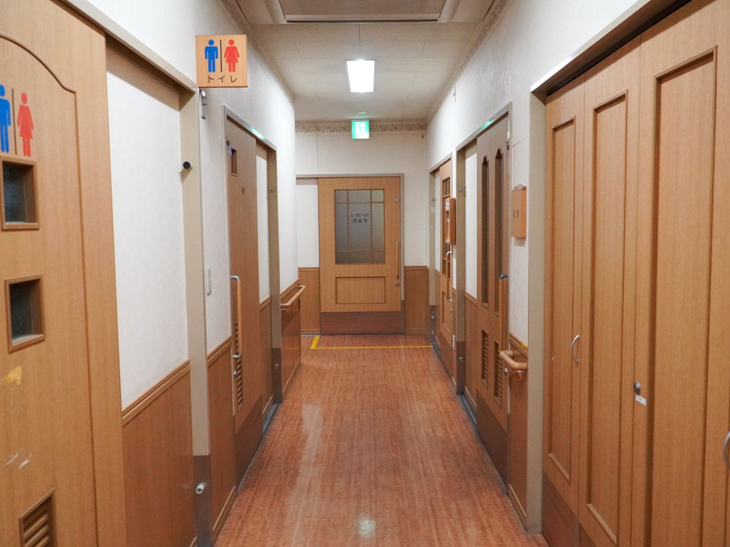 バリアフリーが整い、手すりが行き渡っている施設内の廊下