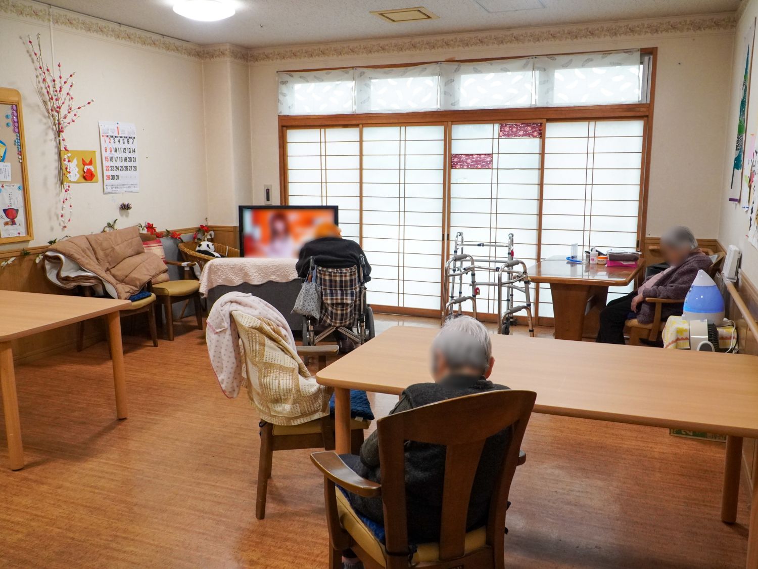 テーブルと椅子が設置されている共有スペース