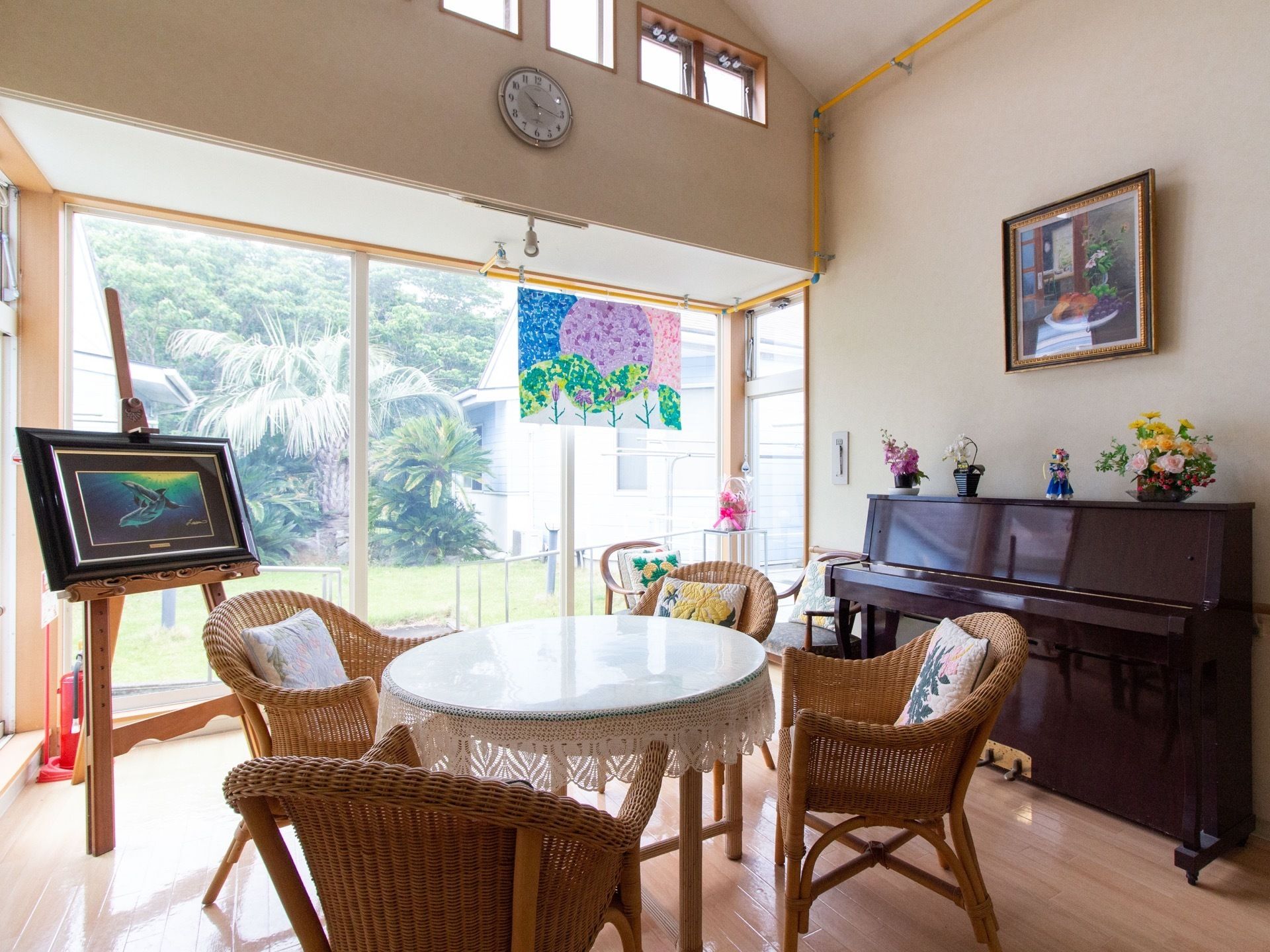天井が高く開放的な空間である。部屋には絵画が飾られている。ピアノが置かれており、上には小物が飾られている。