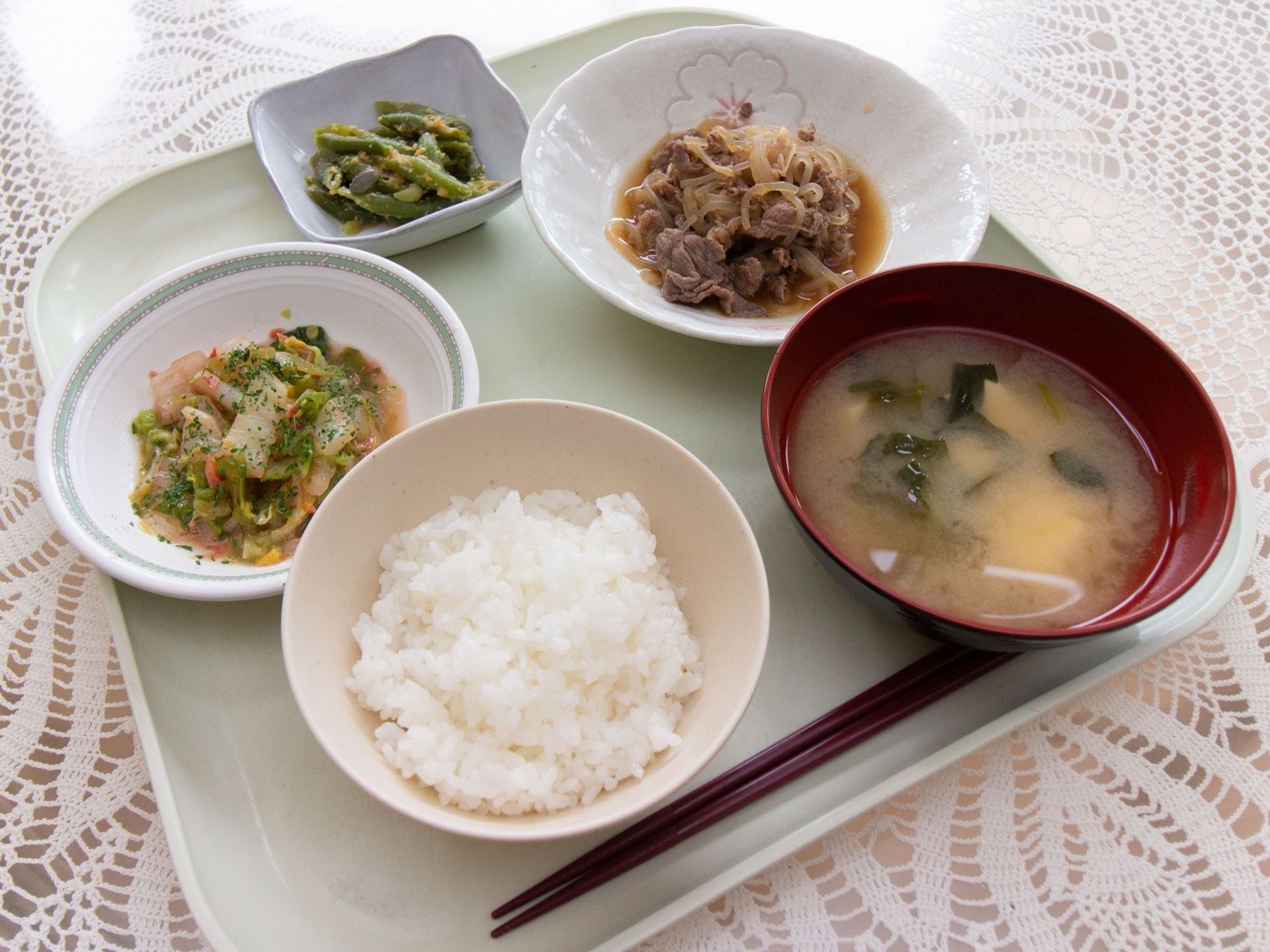 今日の献立は野菜を中心とした和食である。主菜、副菜と栄養のバランスや色合いを考えたメニューになっている。