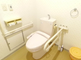 明るく清潔感のあるトイレの内装
