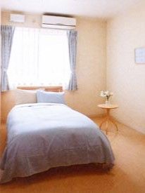 明るい個室の居室