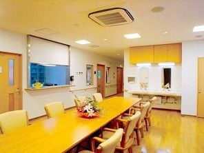 木製のテーブルやいすが並んでいるリビングの様子。少し大きめなリビングスペースが写っている