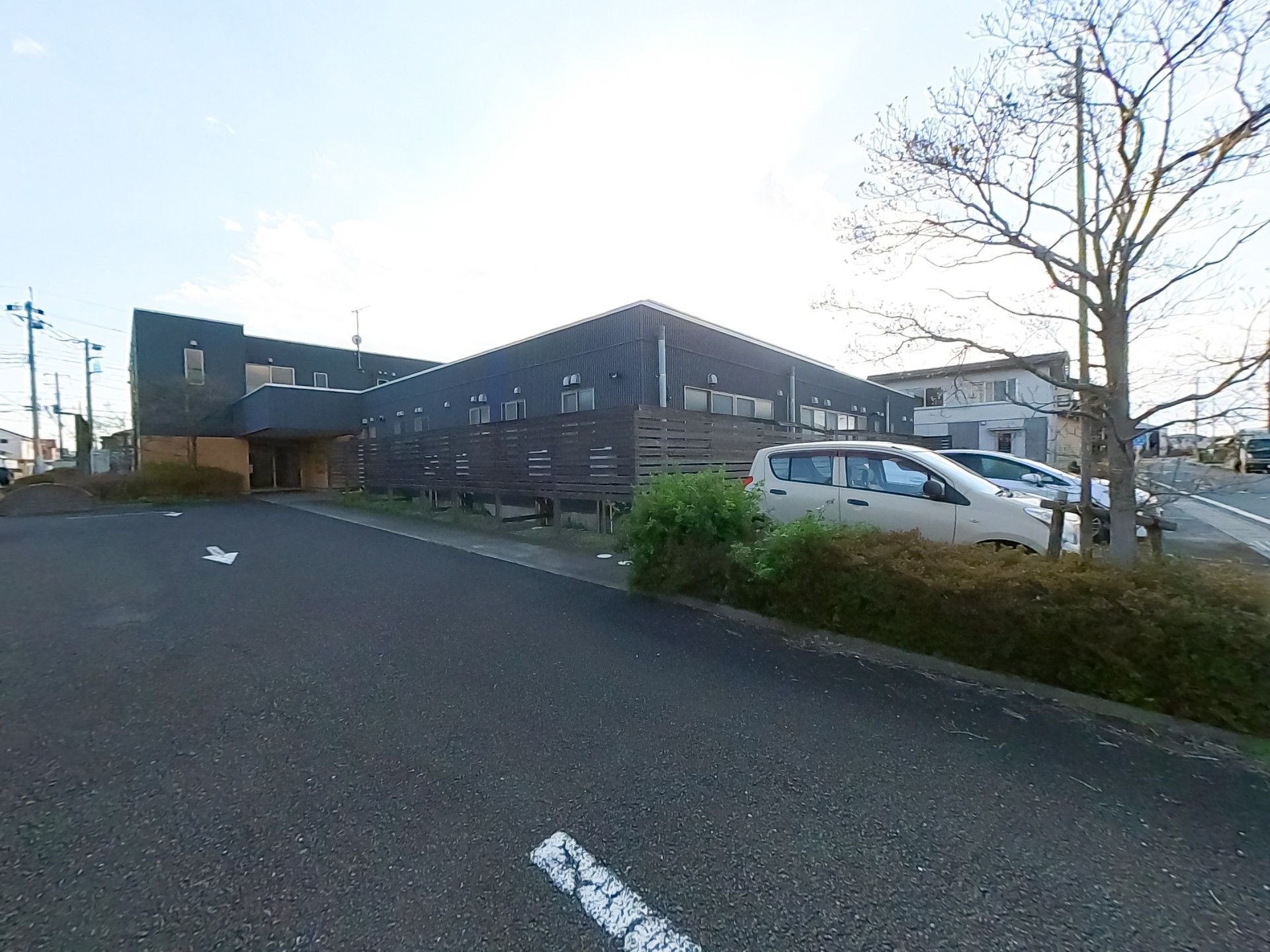 駐車場と建物の外観